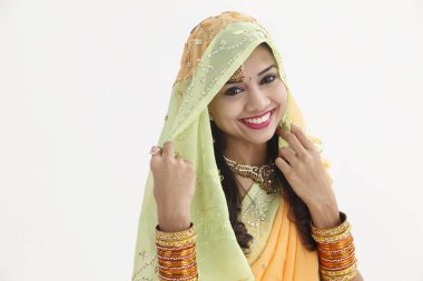 Geleneksel giyim kapak'eşarp ile Hint kadın