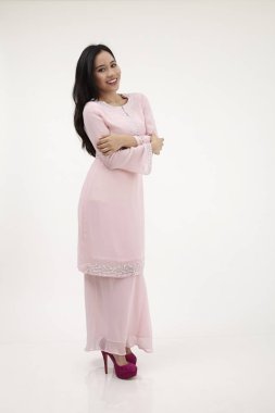 Studio poz pembe baju kurung geleneksel giysiler giyen malay kadın