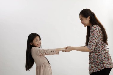 Anne ve kızı birbirlerine studio poz çekerek