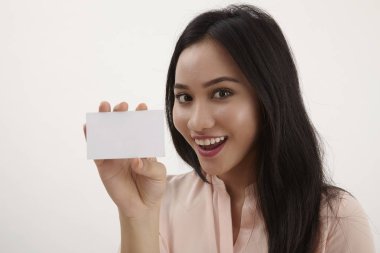 boş boş kağıt kartı metin için kopya yer işaretiyle gösterilen kadın. Beyaz arka plan üzerinde izole kadın modeli. 