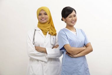 Asyalı hemşire ve doktor beyaz zemin üzerine