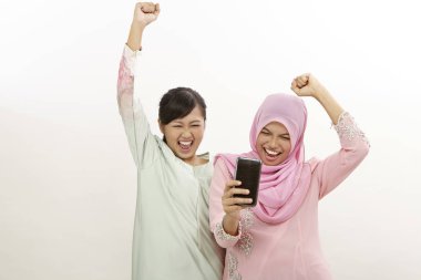 akıllı telefon olan iki mutlu genç Müslüman kadın