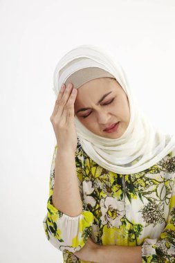 Malay kadın korkunç bir baş ağrısı acı