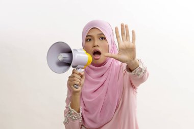 beyaz izole bir açıklama yapma bir megafon içine malay bilen bir kadın