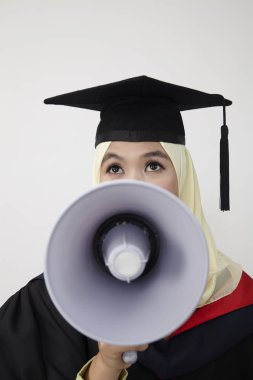 Mezuniyet öğrenci megafon yüzünü bağırarak kaplı