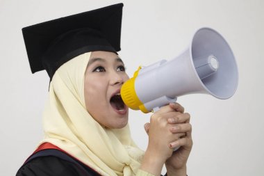 mezun öğrenci megafon ile bağırarak