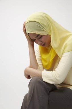 mutsuz kadın oturuyordu aşağı seyir