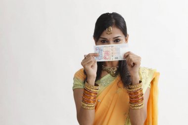 Singapur nakit notlar tutarak sari Hintli kadın