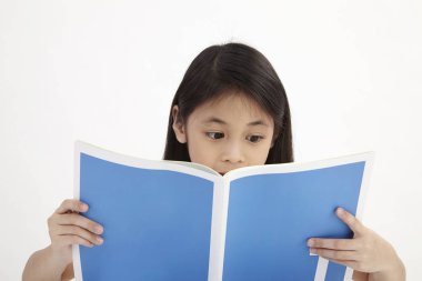 Beyaz arka plan üzerine küçük okuma ders kitabı