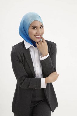 Malay kameraya kendine güvenen ile seyir tudung kadınla 