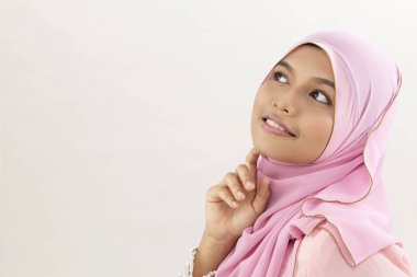Malay uzağa arıyorsunuz tudung kadınla