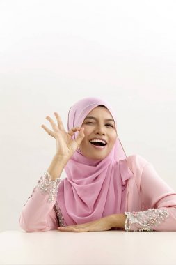 tudung ile Malay kadınla el işareti Tamam