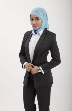 Malay kameraya kendine güvenen ile seyir tudung kadınla 