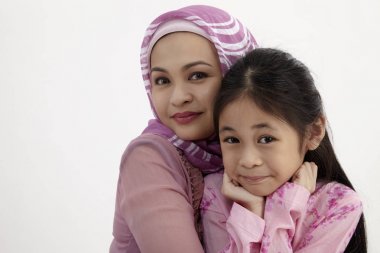   Anne ve kızı sarılma resmi
