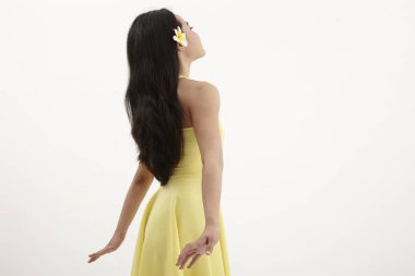 onun kulağına sarı frangipani çiçek Malay kadınla