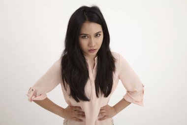 beyaz zemin üzerine kızgın malay kadın