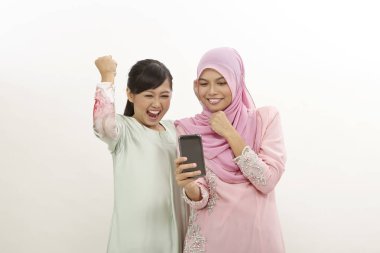 akıllı telefon olan iki mutlu genç Müslüman kadın