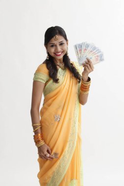 Singapur nakit notlar tutarak sari Hintli kadın