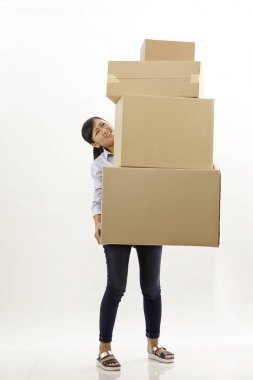 Asyalı kadın yığın kutu taşıma