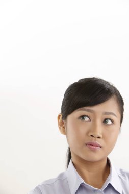 beyaz zemin üzerine düşünceli Asyalı