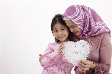 bir kalp şekli afiş bir arada tutan kızı ile Malay kadınla 
