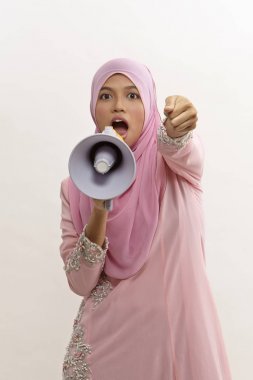 beyaz izole bir açıklama yapma bir megafon içine malay bilen bir kadın