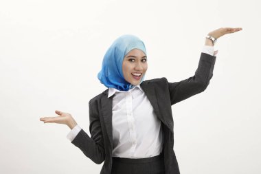 Avantajları ve dezavantajları göstermek genç iş kadını görünümünü sorgulayıcı