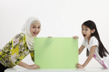 Anne ve kızı afişini holding