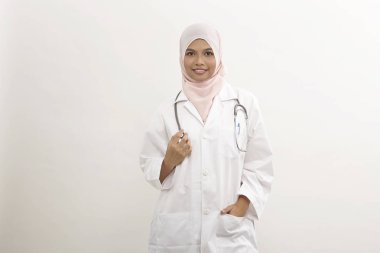 Beyaz arka plan üzerinde Malay kadın doktor