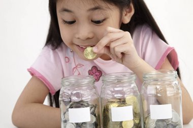 küçük paralar ile üç kaydetme kavanoz