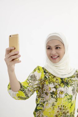 selfie yapma tudung giyen malay kadın