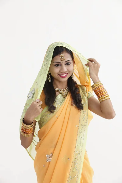 インドの女性がスカーフを伝統的な衣類カバー自身 — ストック写真