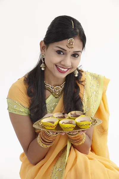 Indisk Kvinna Glamorösa Traditionella Kläder Håller Oljelampa — Stockfoto