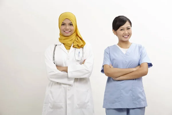 Ασίας Νοσοκόμα Και Γιατρός Στο Λευκό Φόντο — Φωτογραφία Αρχείου