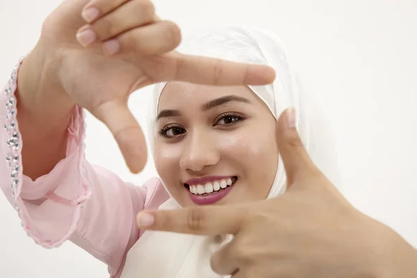 Maleis Vrouw Met Tudung Met Handen Weergegeven Bijsnijden Samenstelling Gebaar — Stockfoto
