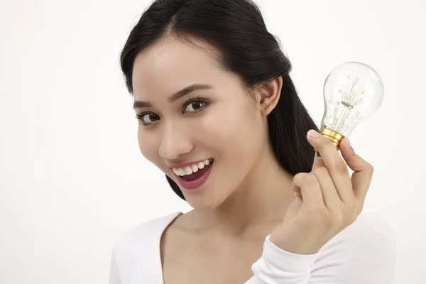马来妇女持有电灯泡想法概念 — 图库照片