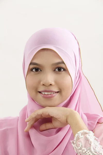 Närbild Malajiska Kvinna Med Tudung Tittar Kameran — Stockfoto