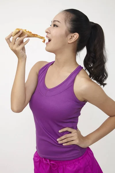 ピザを食べて楽しんでいる中国人女性 — ストック写真