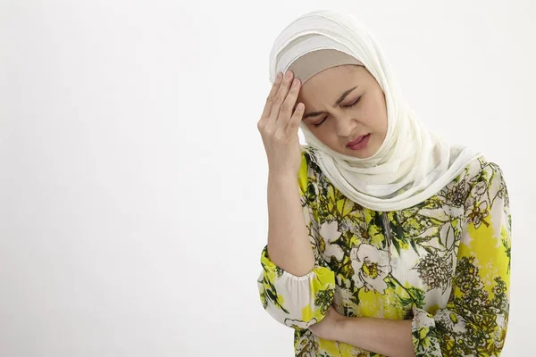 Malajski Kobieta Cierpi Straszny Ból Głowy — Zdjęcie stockowe