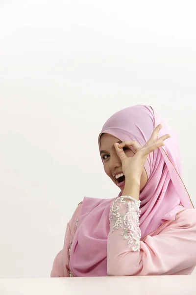 Malese Donna Con Tudung Con Mano Segno — Foto Stock