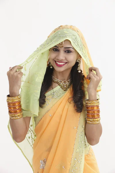 Indická Žena Tradičním Oblečení Kryt Sama Šálou — Stock fotografie