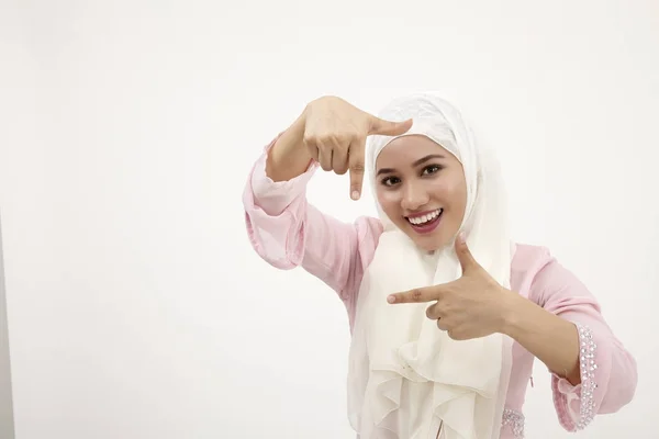 Malajiska Kvinna Med Tudung Med Händerna Visar Beskärning Sammansättning Gest — Stockfoto