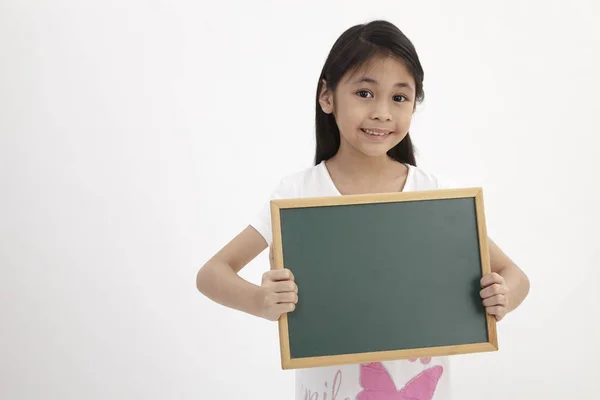 Schattig Klein Meisje Houdt Een Schoolbord Geïsoleerd Wit — Stockfoto