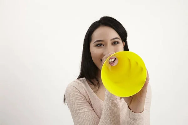 Maleis Vrouw Met Behulp Van Gele Megafoon Witte Achtergrond — Stockfoto