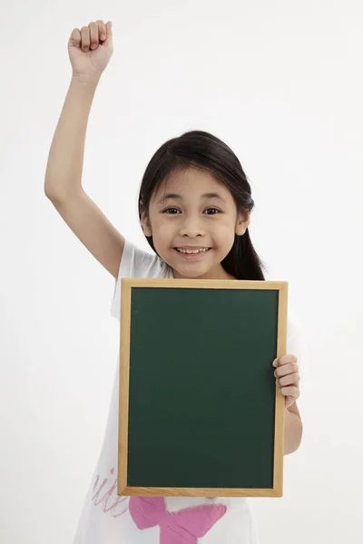 Schattig Klein Meisje Houdt Een Schoolbord Geïsoleerd Wit — Stockfoto