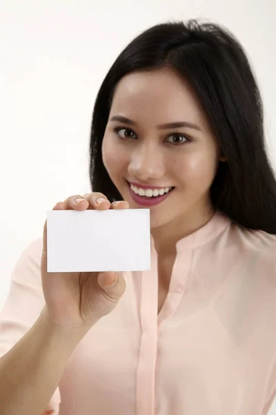Mulher Mostrando Vazio Sinal Cartão Papel Branco Com Espaço Cópia — Fotografia de Stock