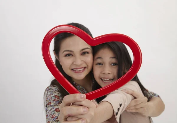 Madre Malaya Hija Sosteniendo Marco Imagen Forma Corazón Rojo Frente —  Fotos de Stock