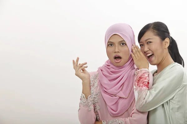 Dua Gadis Remaja Bergosip Latar Belakang Putih — Stok Foto