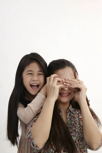 Menina Feliz Cobrir Seus Olhos Mãe Para Divertir — Fotografia de Stock