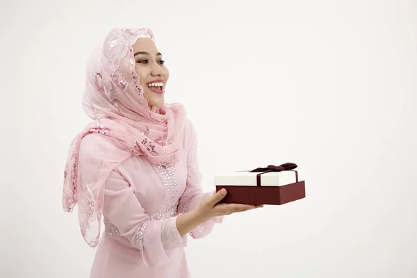 Малайская Женщина Тудунгом Держит Подарок — стоковое фото